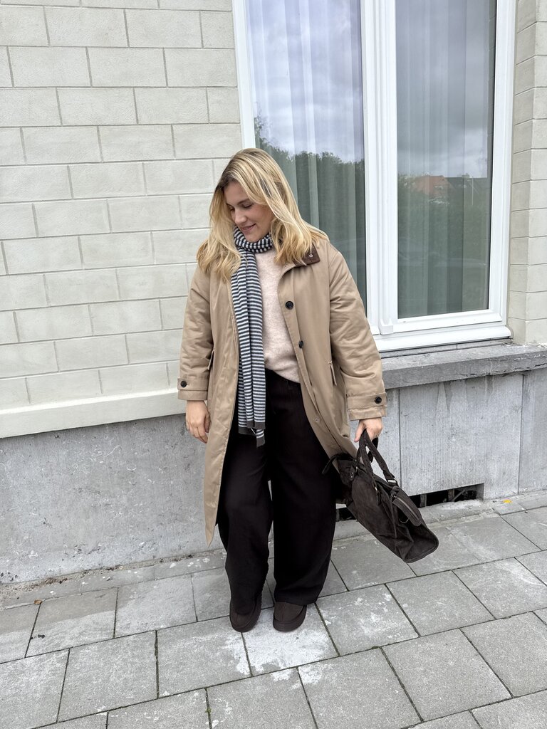 Amira trench bruin
