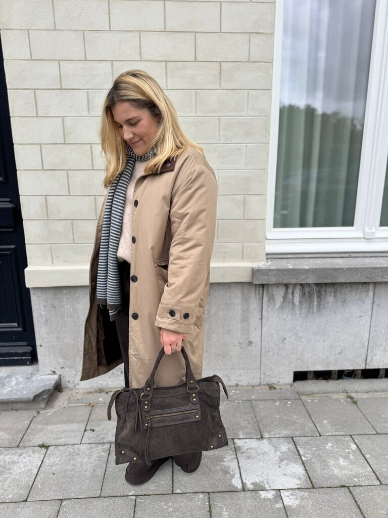 Amira trench bruin