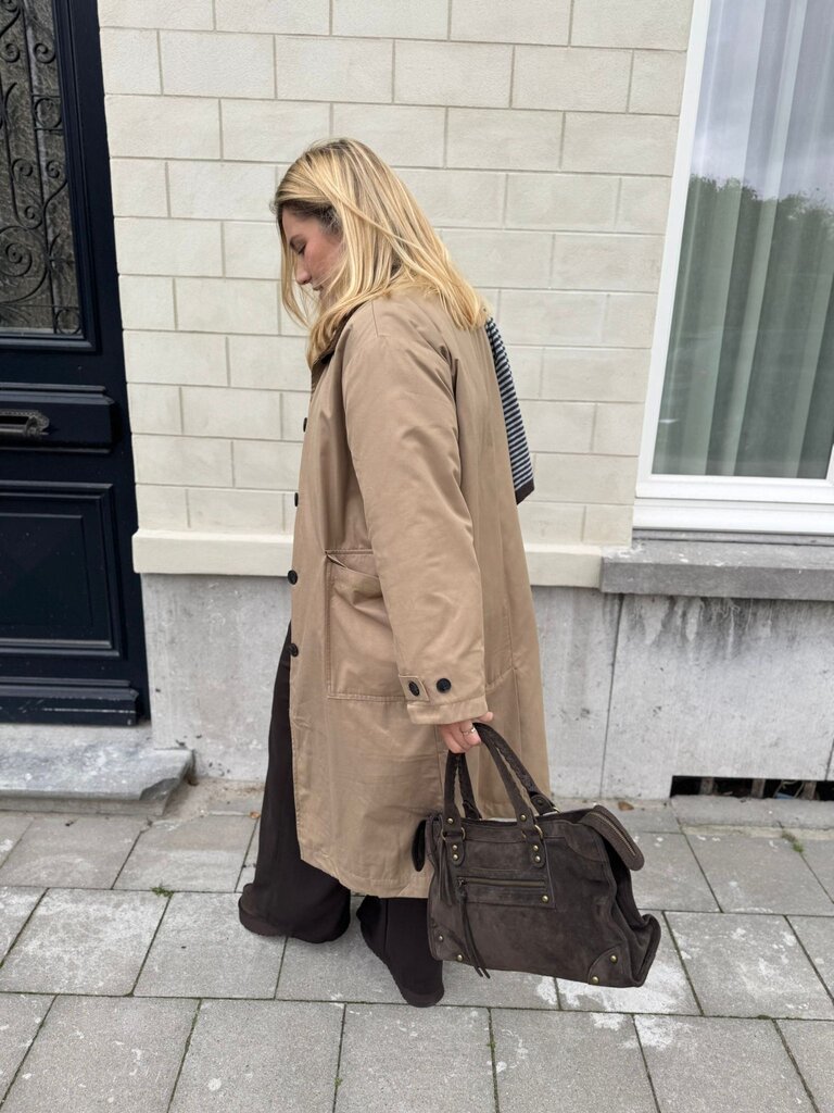 Amira trench bruin