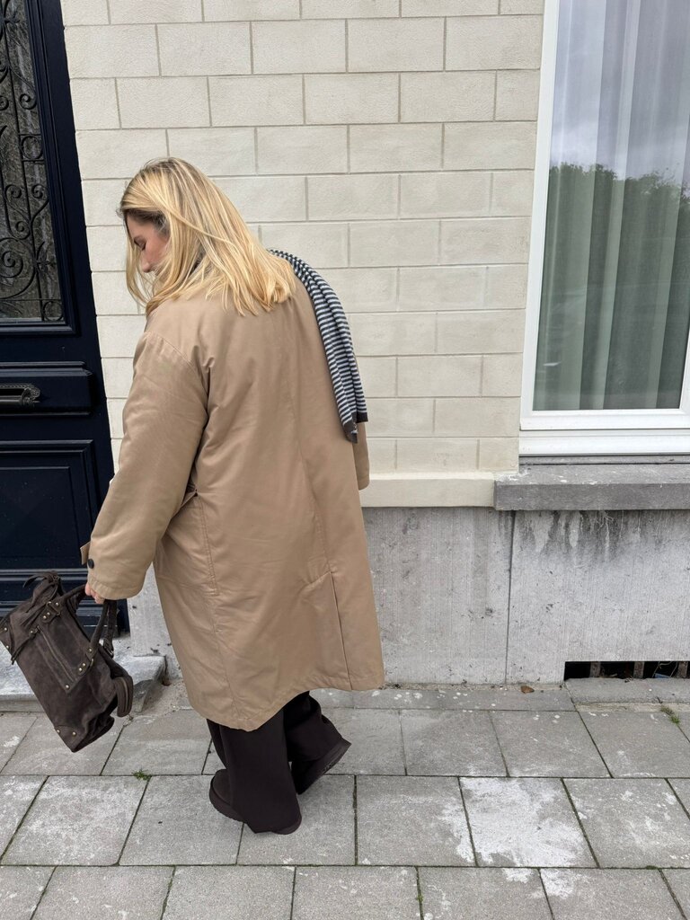 Amira trench bruin