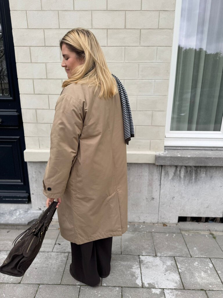 Amira trench bruin