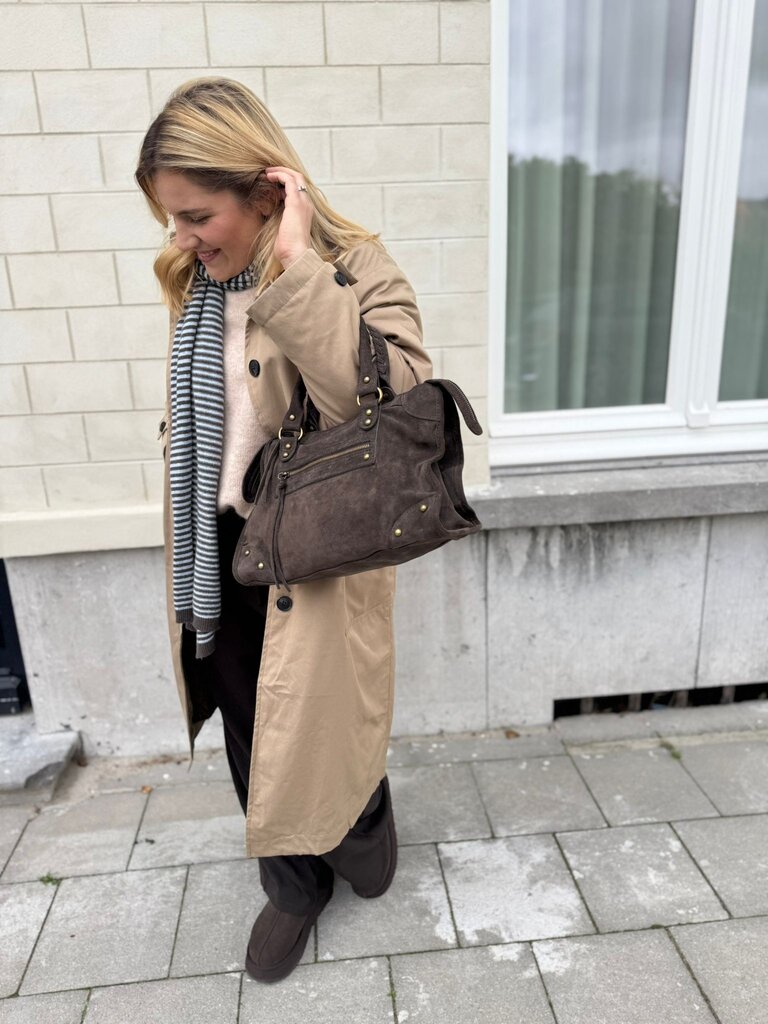 Amira trench bruin