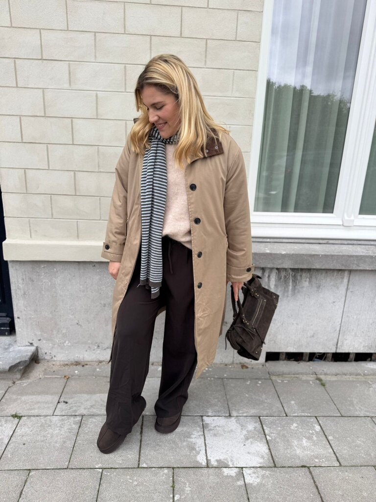 Amira trench bruin