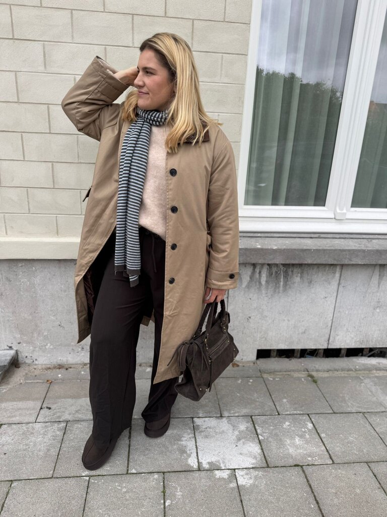 Amira trench bruin