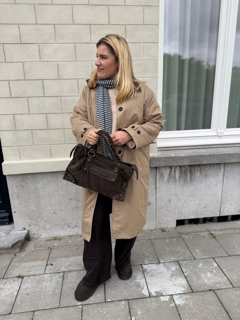 Amira trench bruin