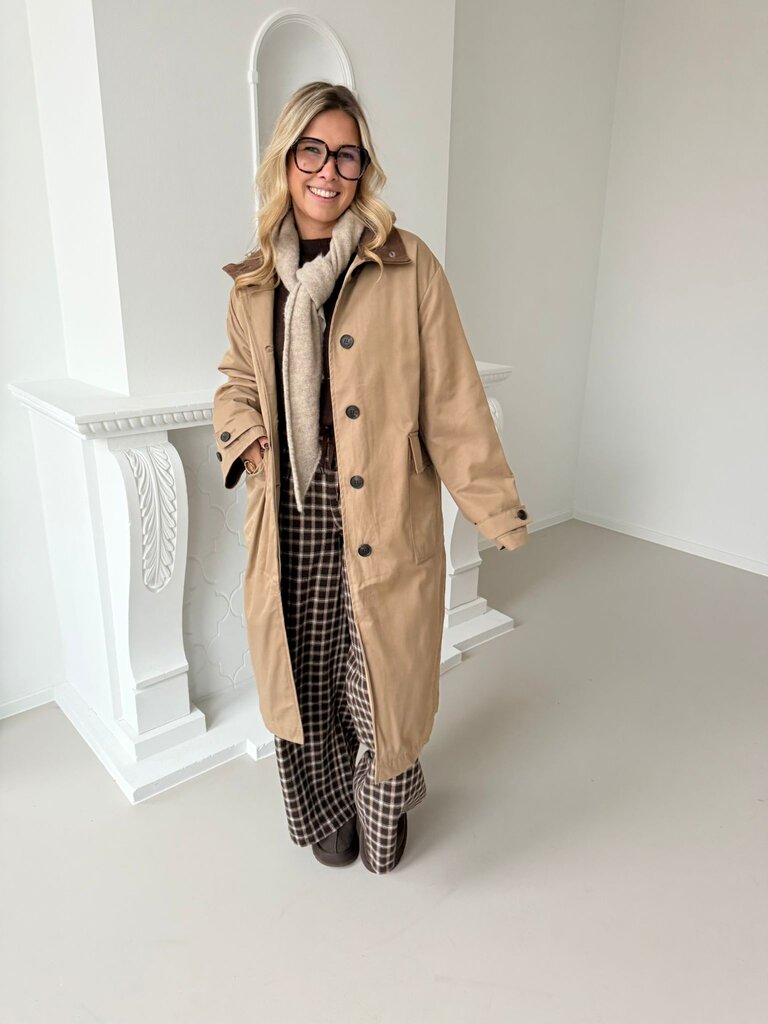 Amira trench bruin