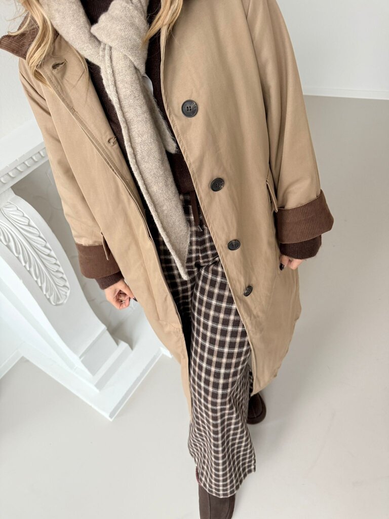 Amira trench bruin