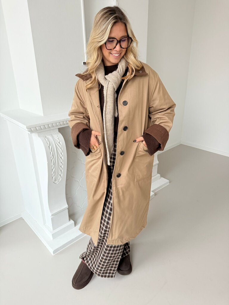 Amira trench bruin
