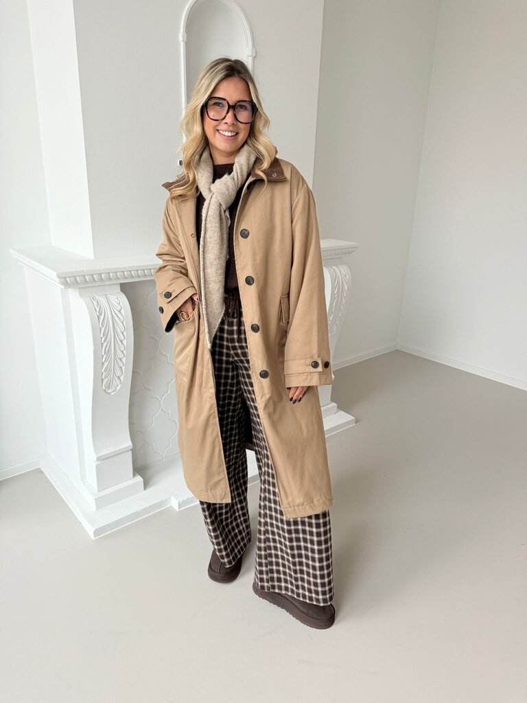 Amira trench bruin