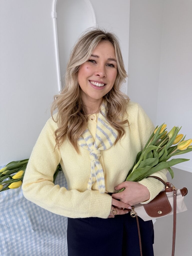 Sara knit with striped scarf yellow