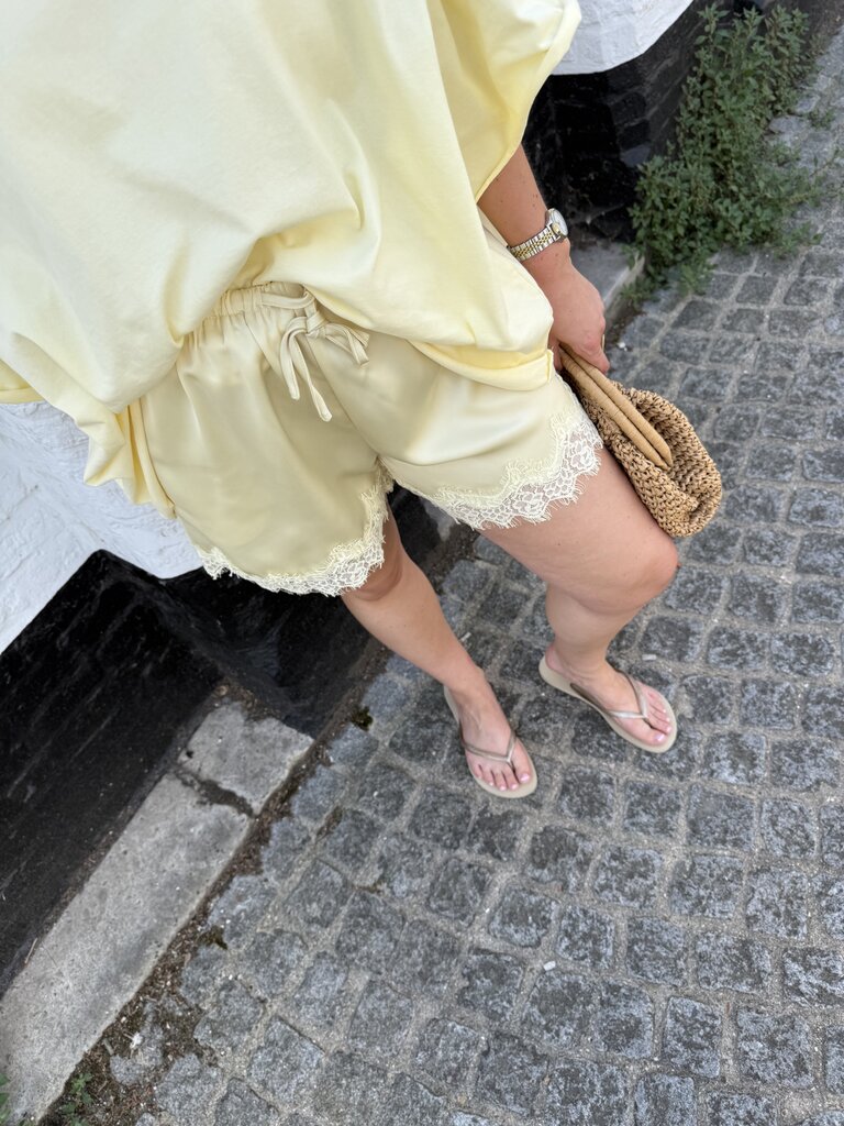 Ava lace short butter yellow