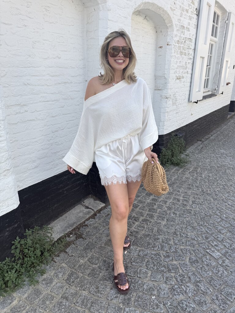 Ava lace short white