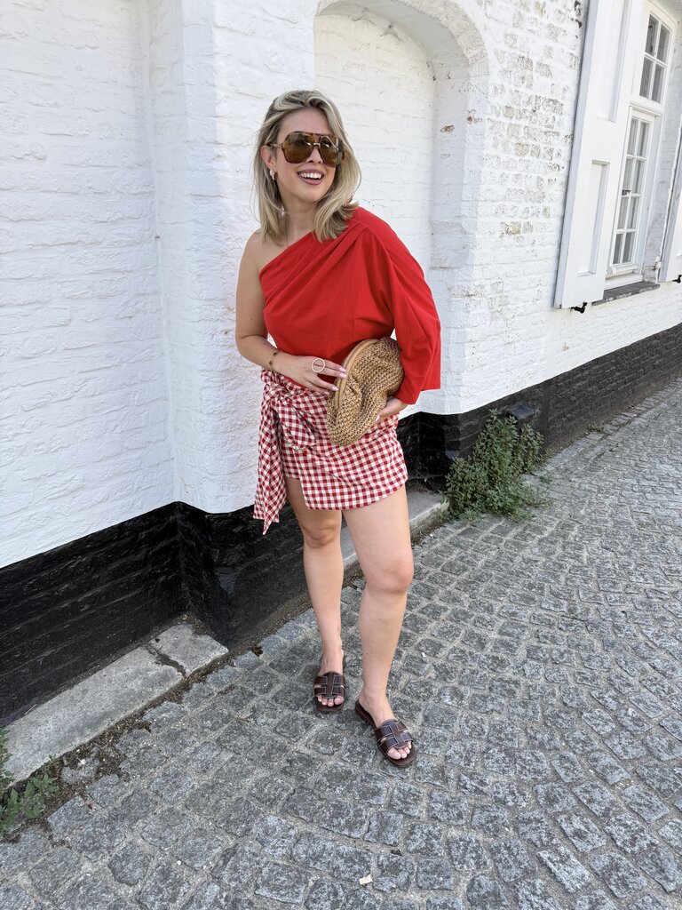 Julie skort red