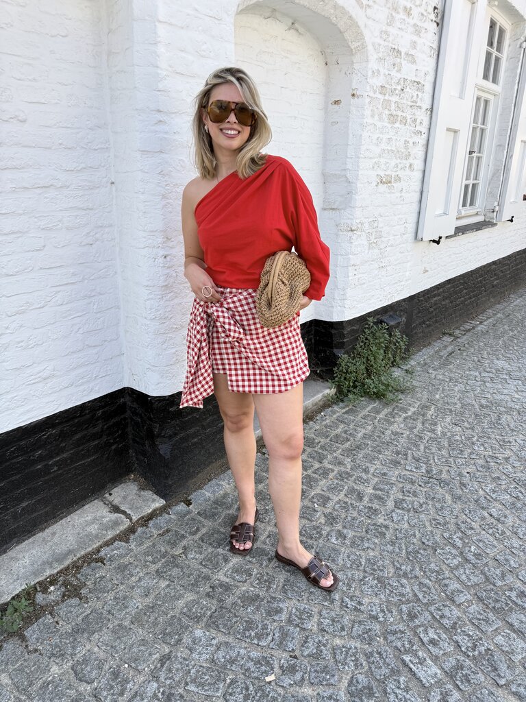 Julie skort red