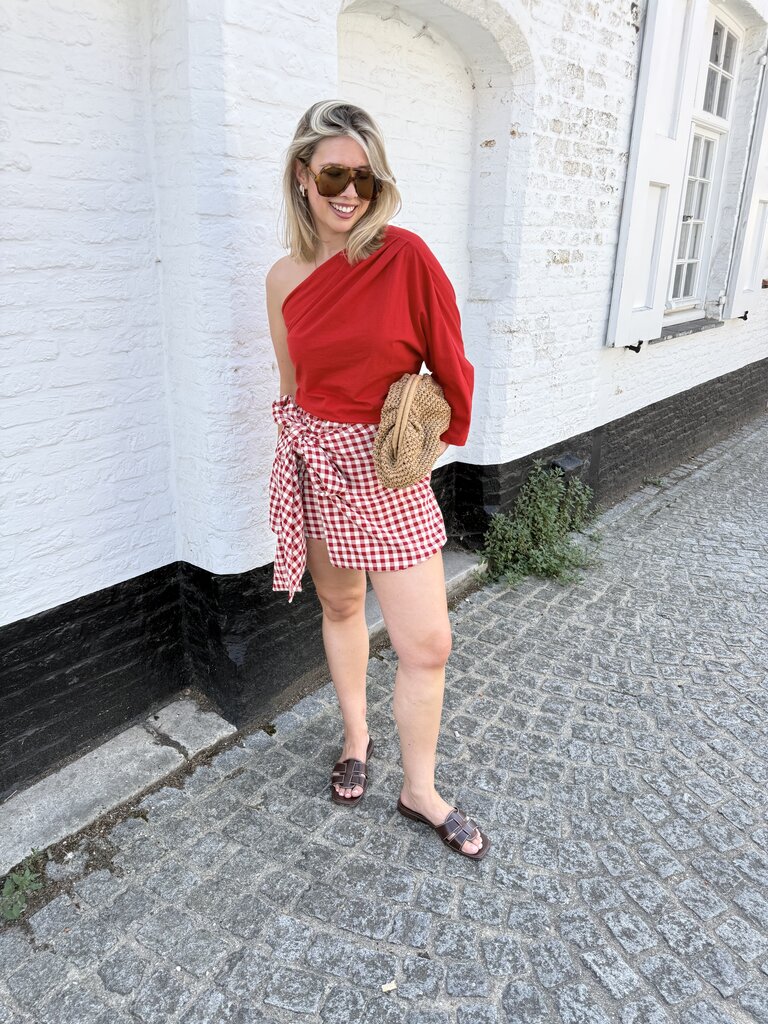 Julie skort red