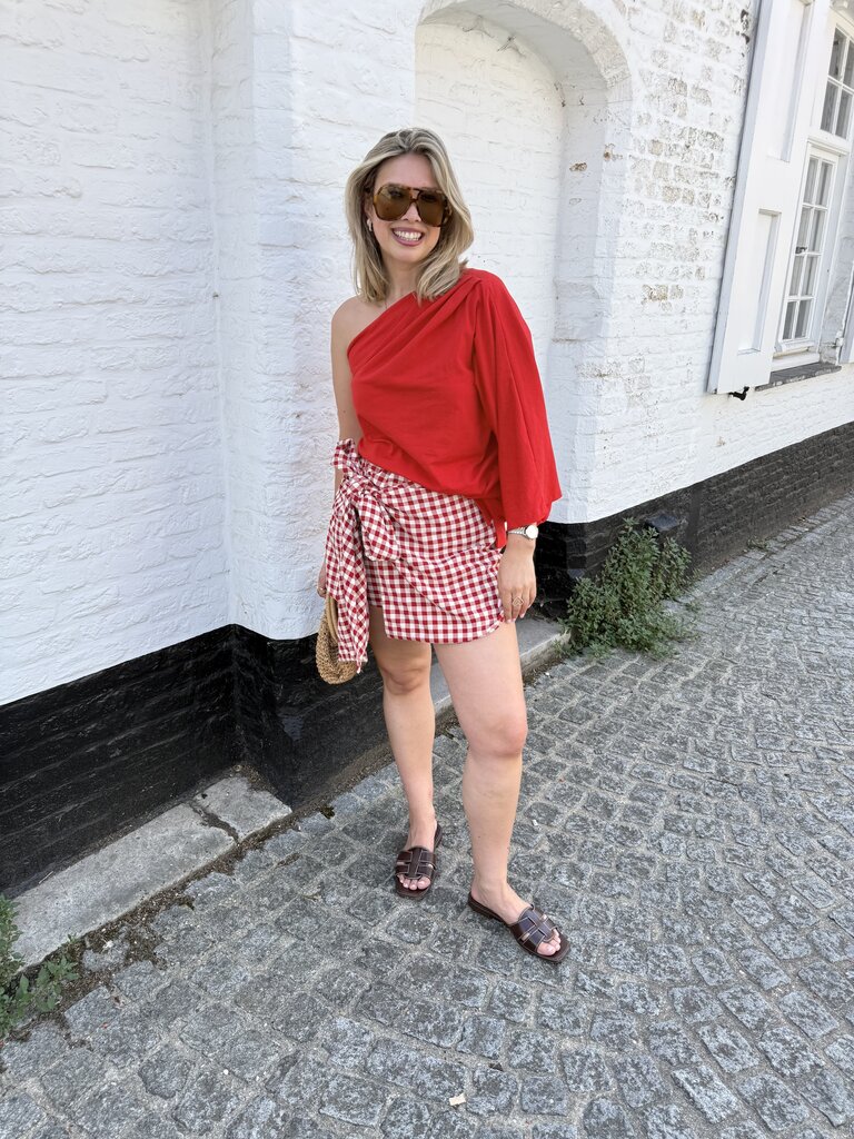 Julie skort red