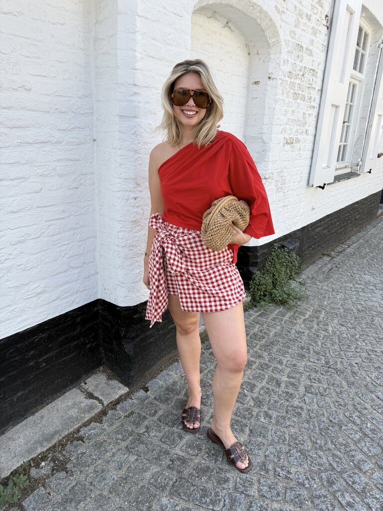 Julie skort red