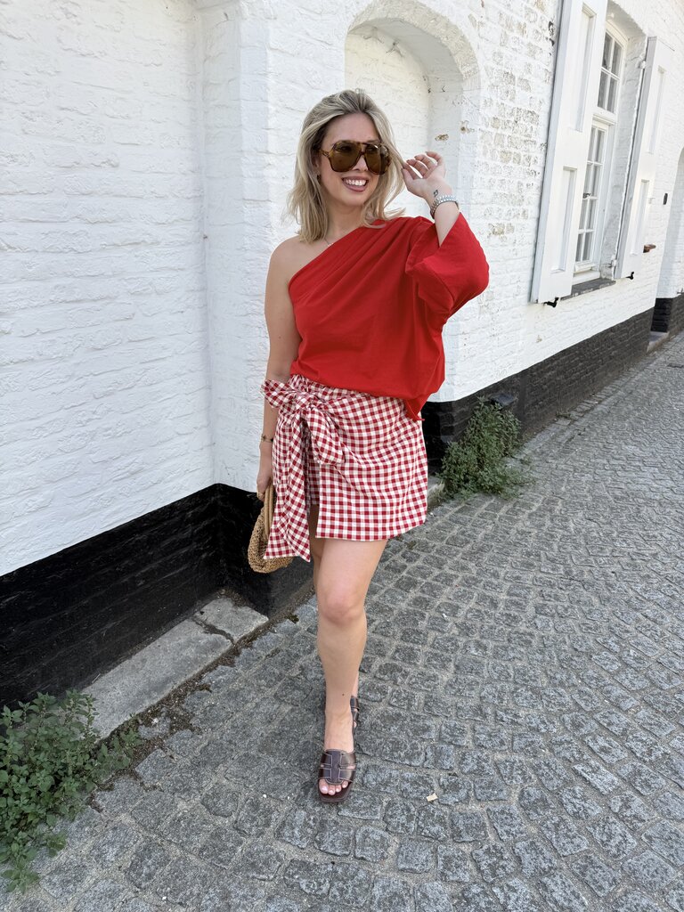 Julie skort red