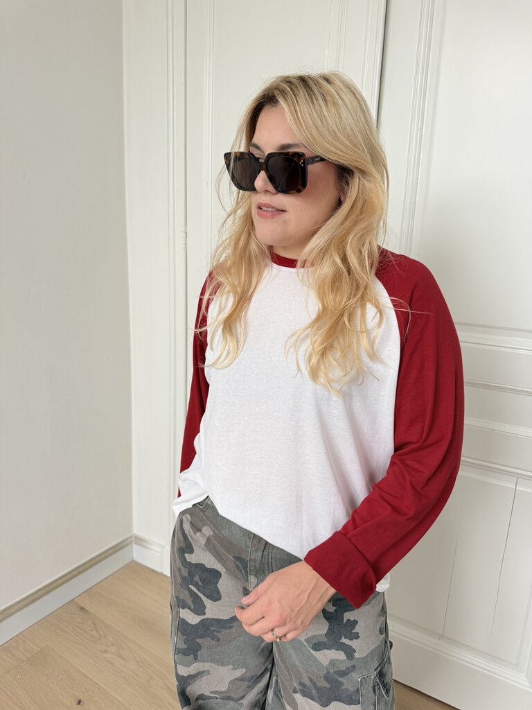 Mae top red