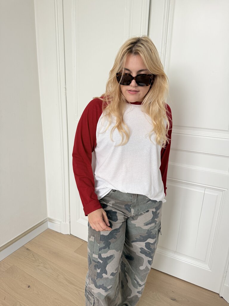 Mae top red