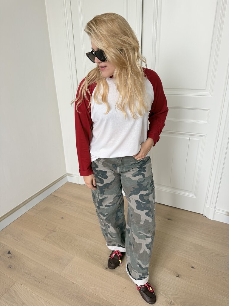 Mae top red