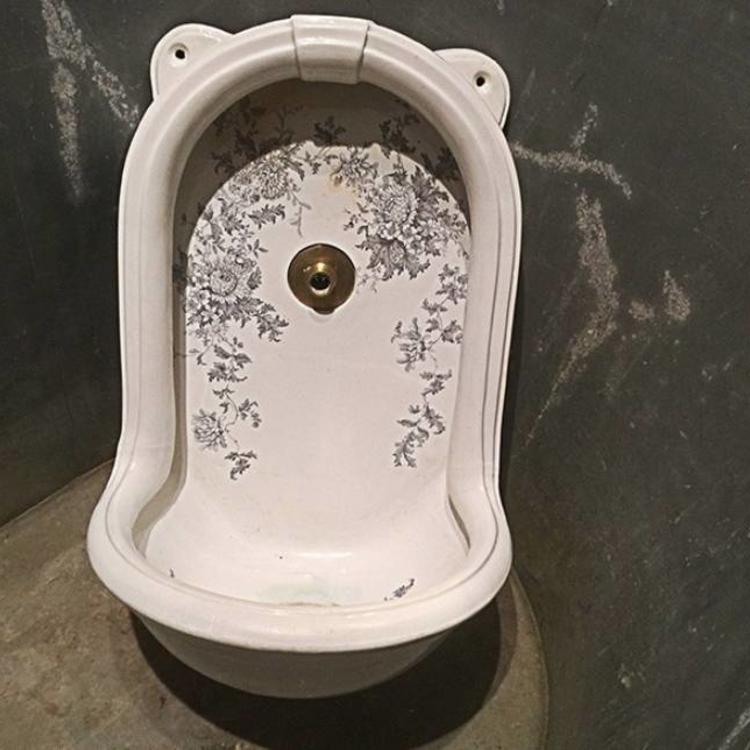 Antiek voor toilet met grijsgroen bloemendecor - Affaire d'Eau