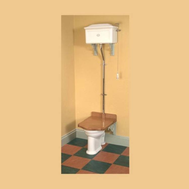 Toilet met en hoog hangende stortbak van porselein van Thomas Crapper - Affaire d'Eau