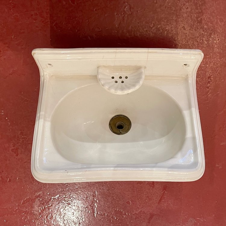 Antique washbasin with shell shaped soap holder - Affaire d'Eau