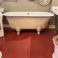 Antiek bad met leeuwenpootjes