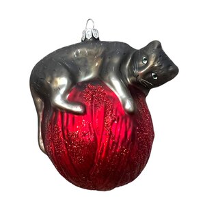 Christmas Decoration Cat on Knot of Wool Red