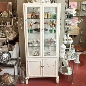 Vintage dokterskast, metalen hoge medicijnkast