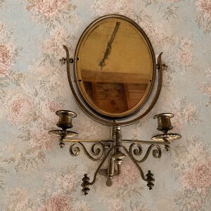 Antieke wand make-up spiegel met kandelaars
