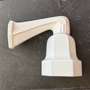 Antiek porseleinen wandlampje met opaline tulpkapje