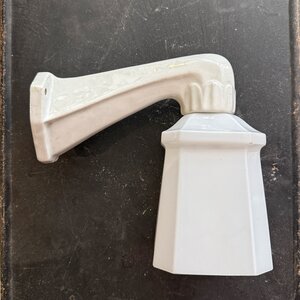 Antiek porseleinen wandlampje met opaline kapje Carré