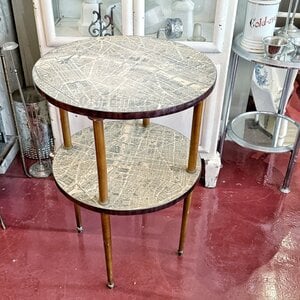 Mid Century bijzettafeltje in Fornasetti-stijl met plattegrond van Parijs