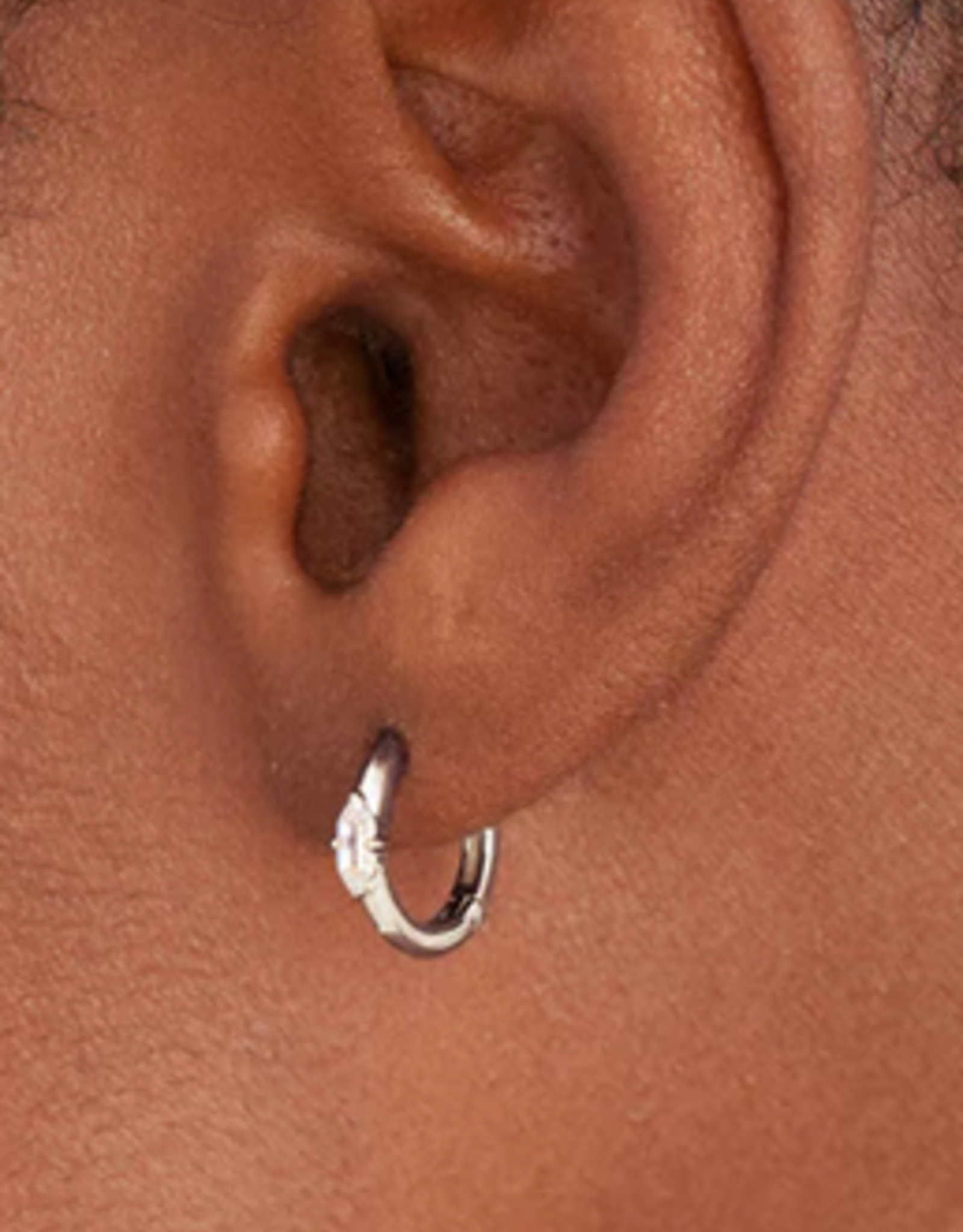 Ania Haie Oorbellen - Sparkle emblem huggie  hoop - zilver