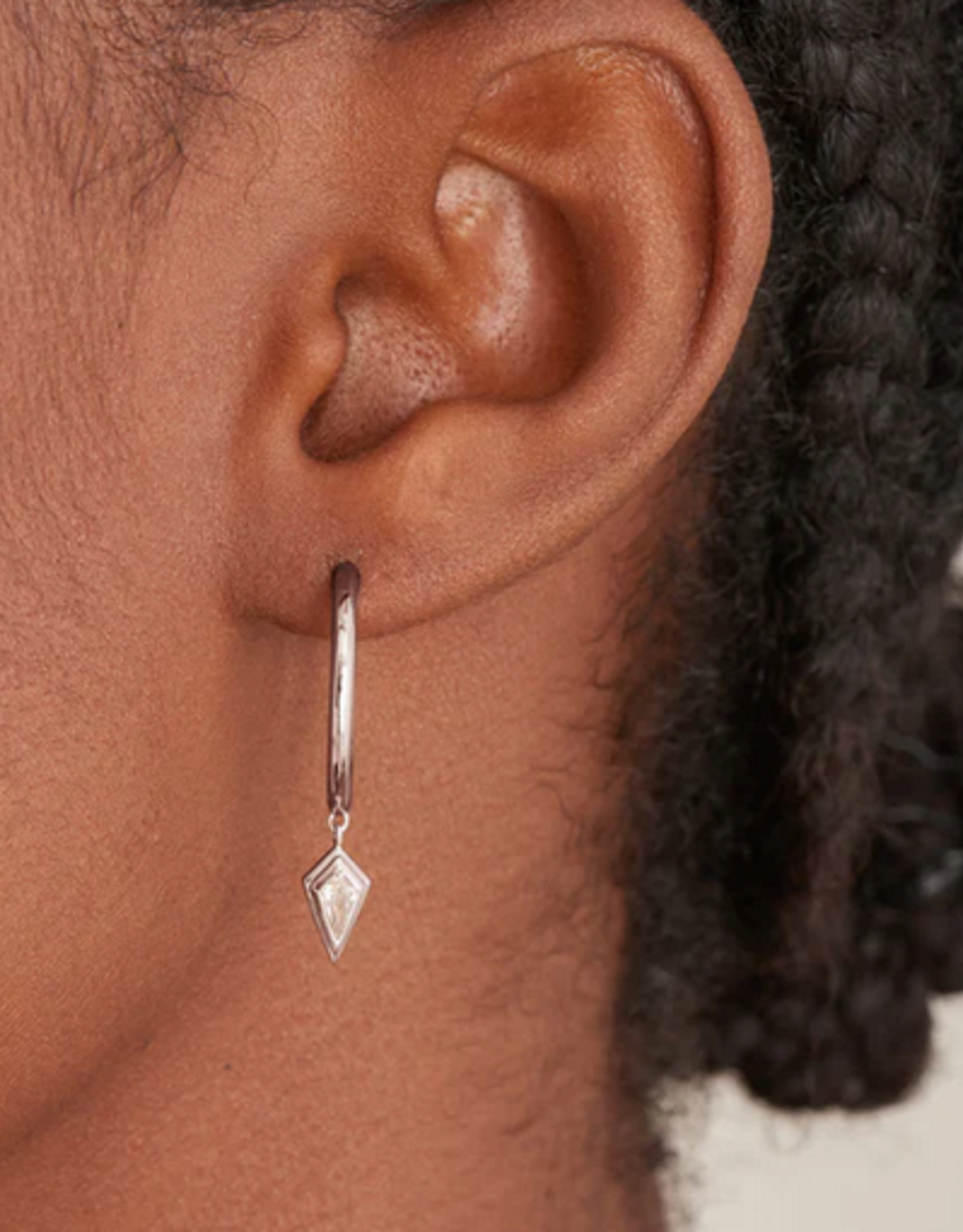 Ania Haie Oorbellen - Sparkle drop pendant hoop - zilver