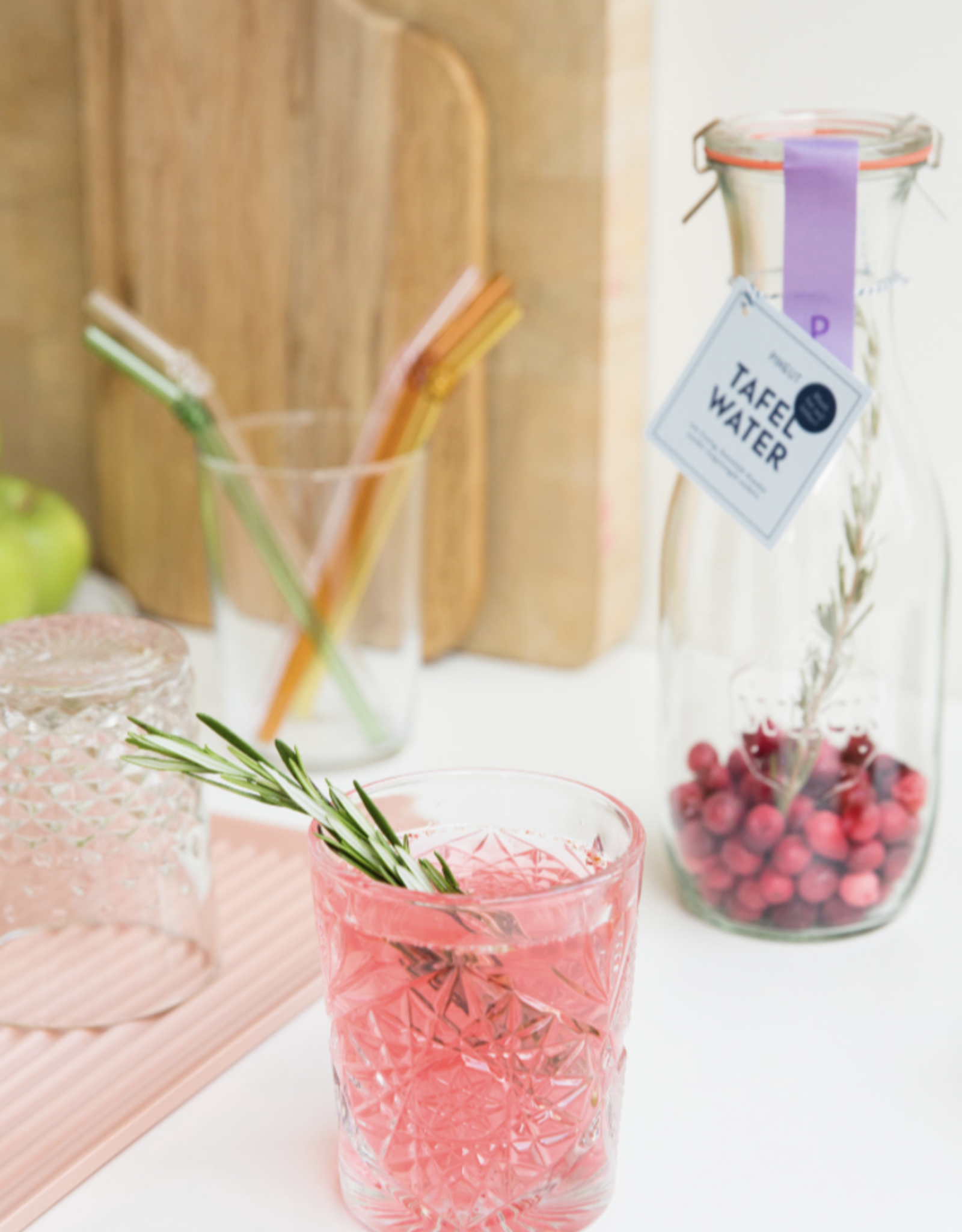 Pineut Pineut - tafelwater  Kers, cranberry, rozemarijn