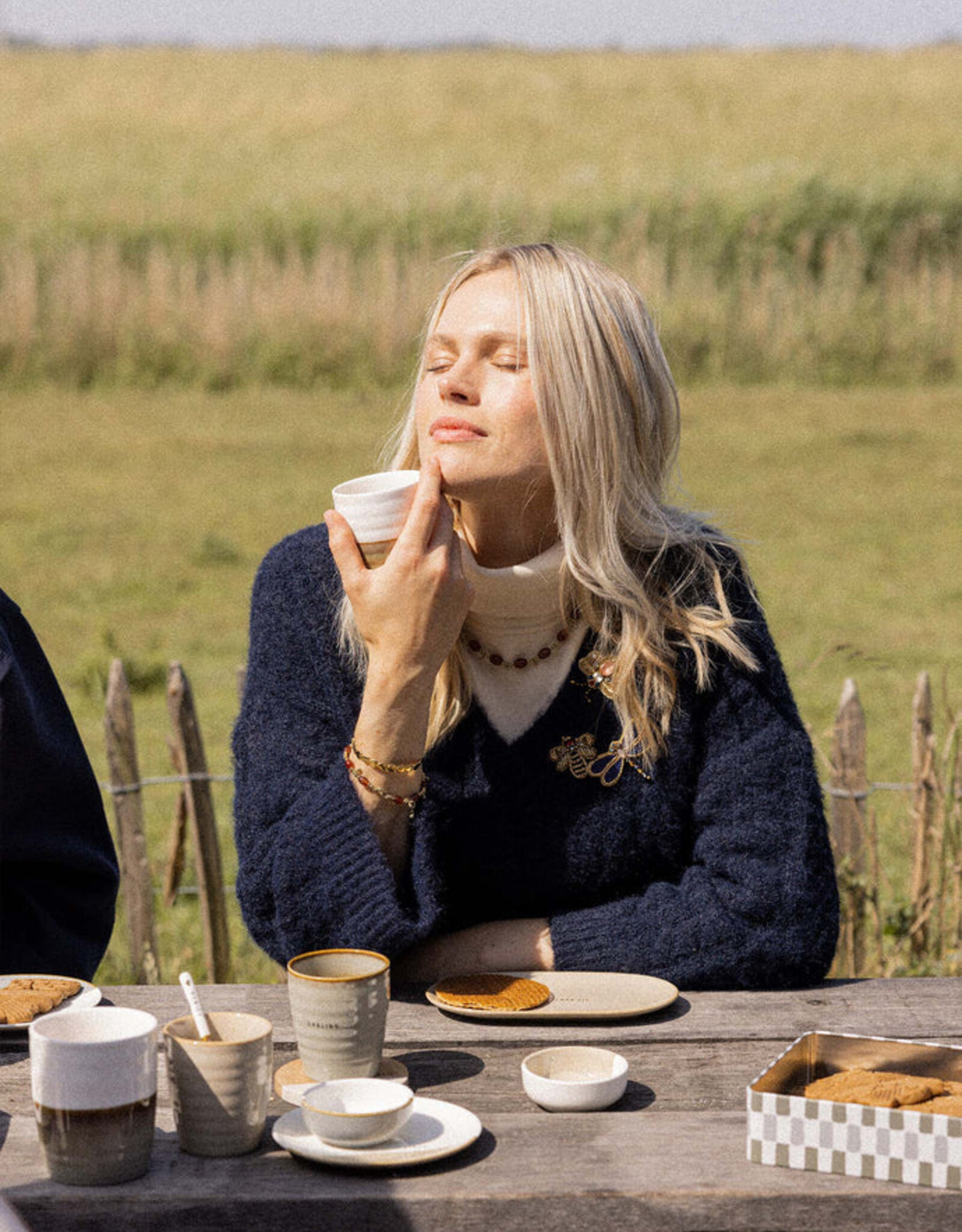 Zusss Koffiemok - Kusje  grijsblauw/wit