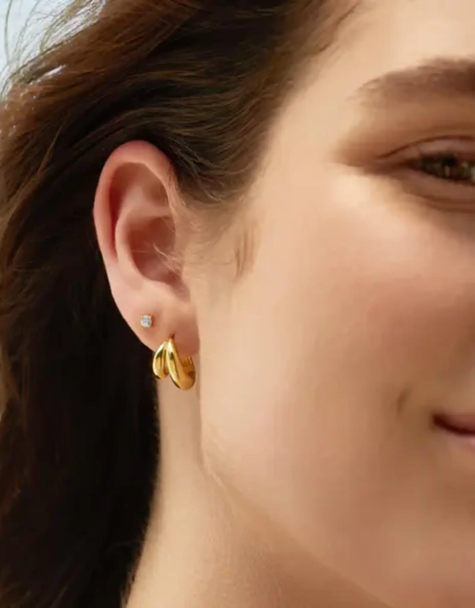 Ania Haie oorbellen - Gold dome huggie hoop