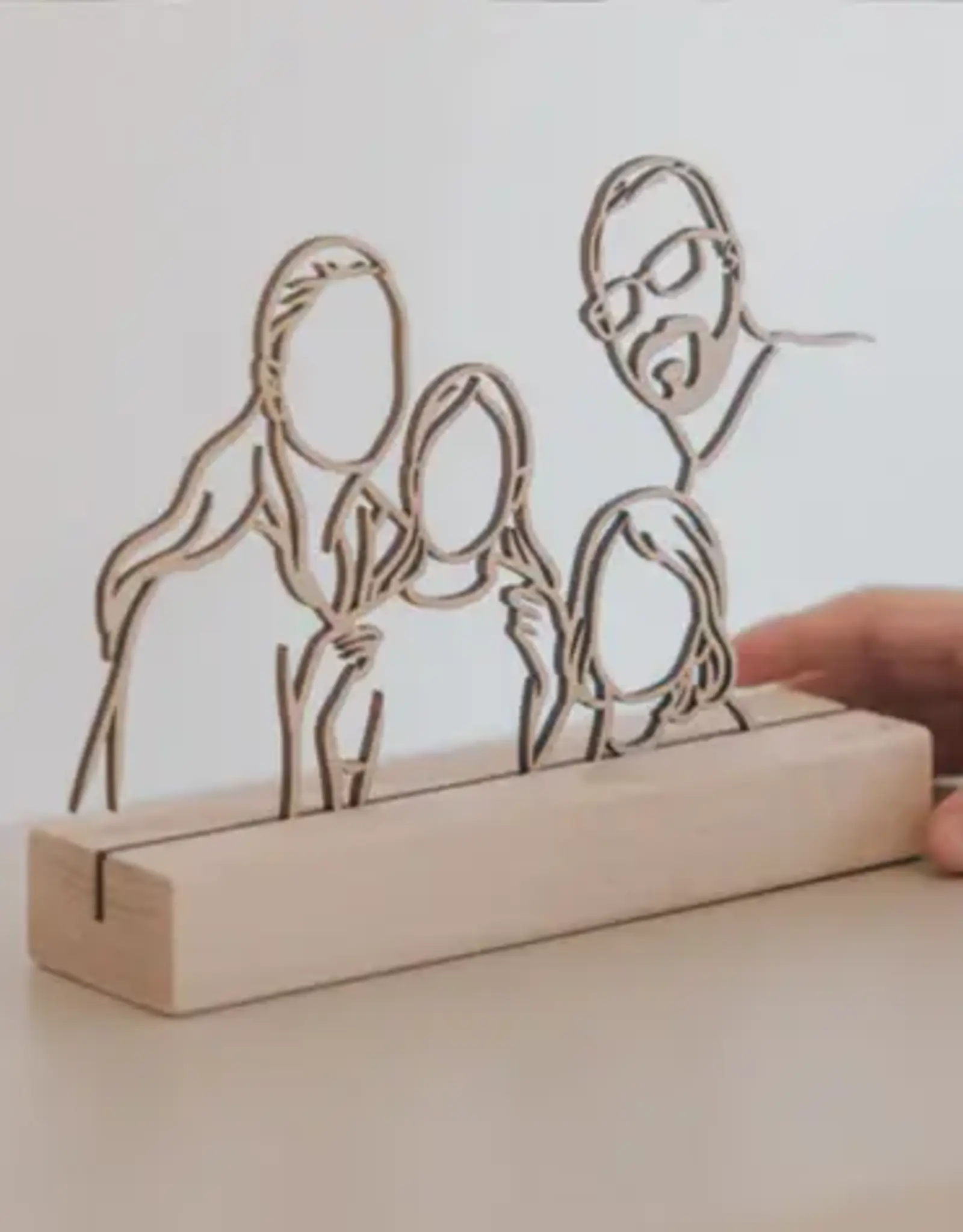 juuniek Houten lijnportret -  op staander · Small