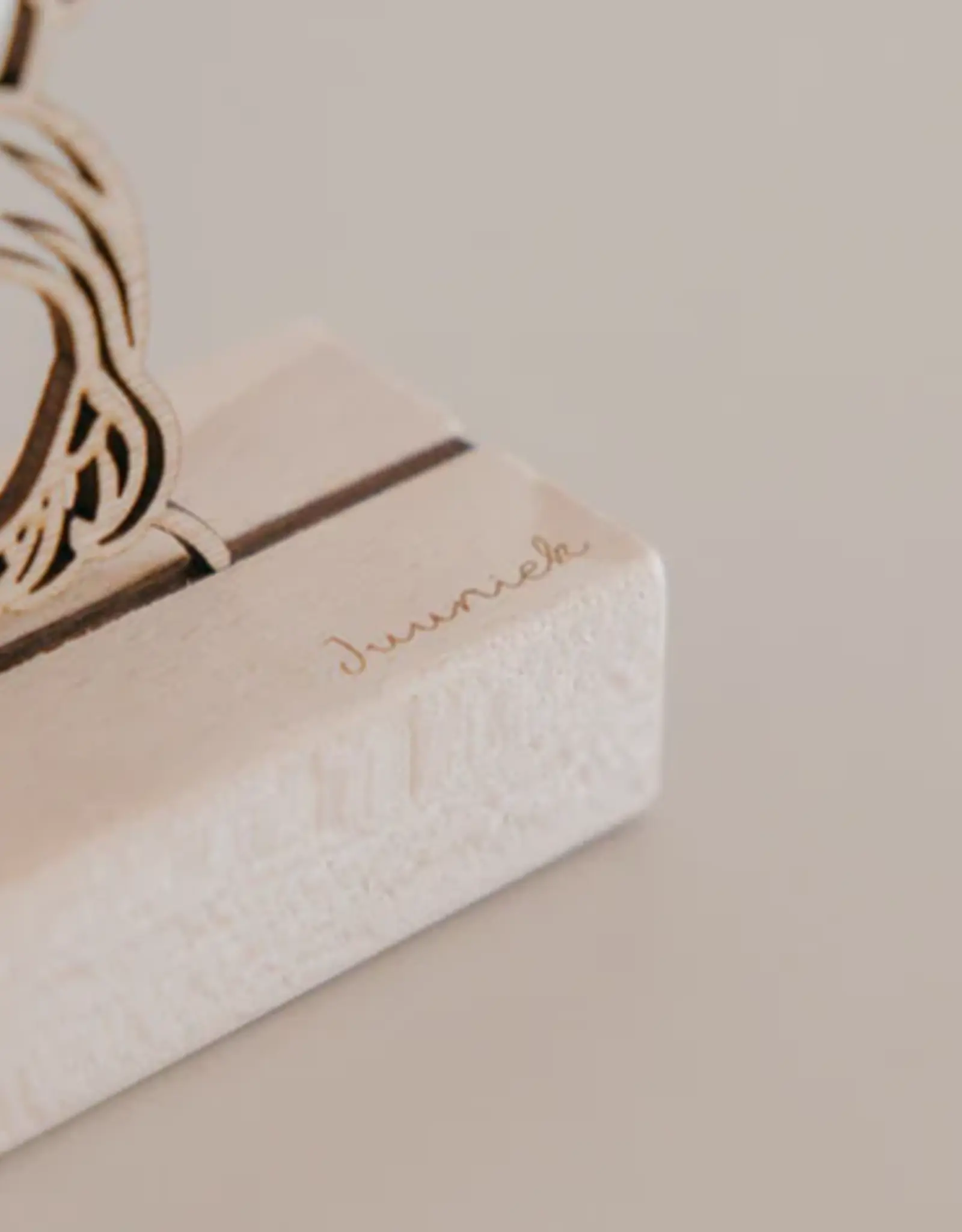 juuniek Houten lijnportret -  op staander · Small