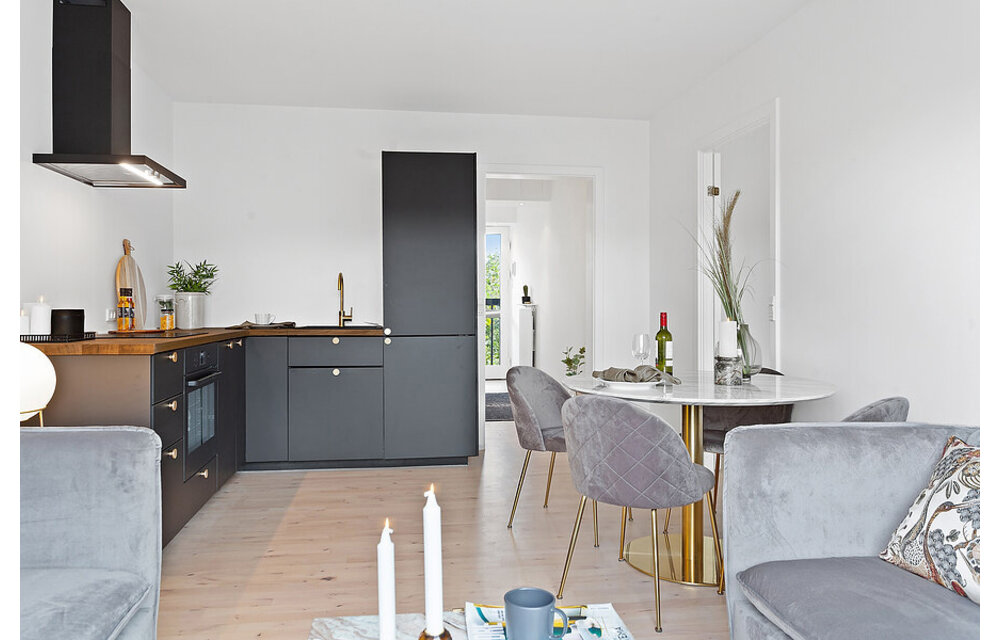 Bolzano Eettafel - Eettafel met marmerlook tafelblad en koperen poot ø110x75cm