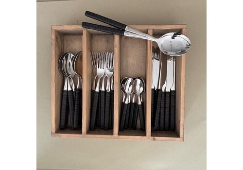 Kom Amsterdam Service de couverts de table Java 24 pièces avec couverts à salade, présenté dans un coffret en bois noir.