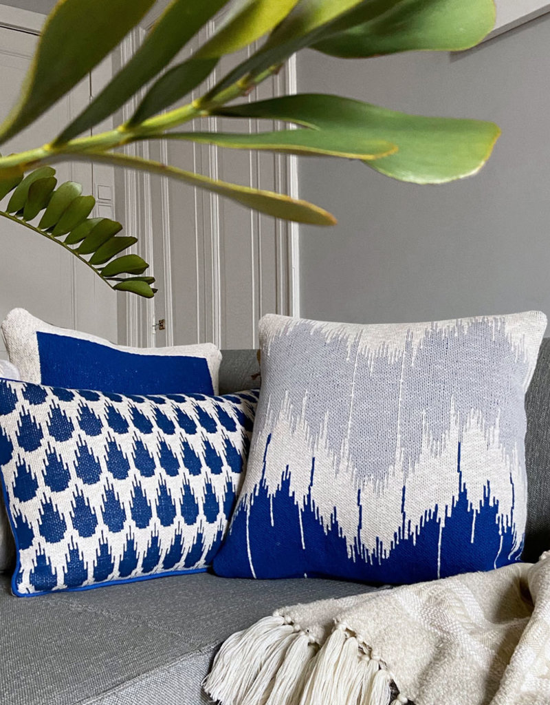 Wave knitted cushion blue (NEW)
