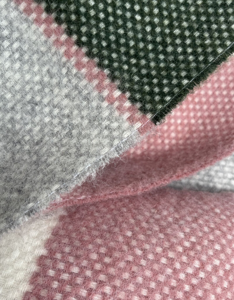 Festivity wool throw dawn pink