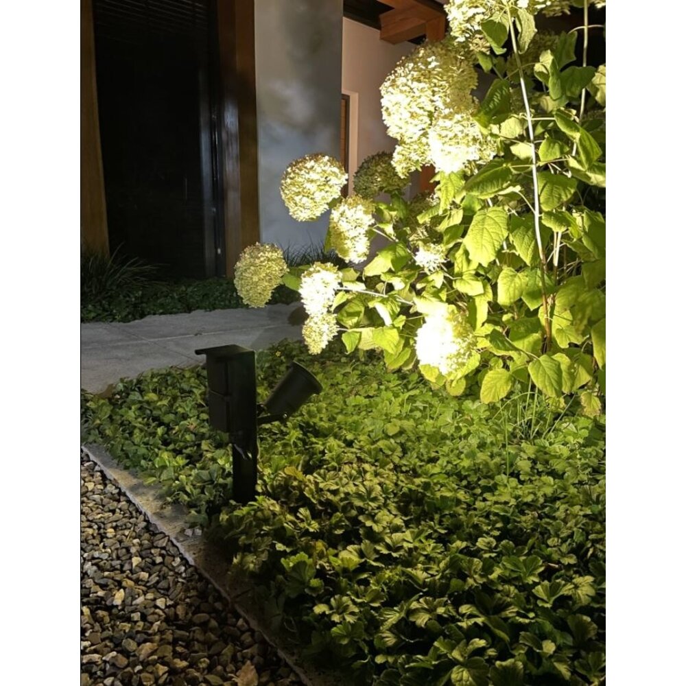 Niko Aussensteckdose mit Niko Schaltmaterial - 1 Gartenstrahler - 2 Steckdosen – 2 Kabelverschraubungen – IP55 - 65cm