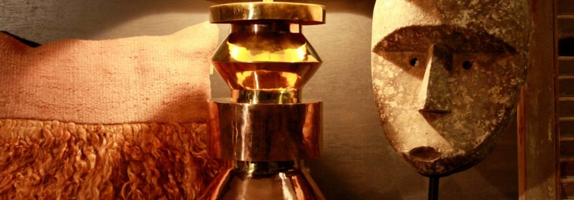 Houten masker in sobere tinten op standaard