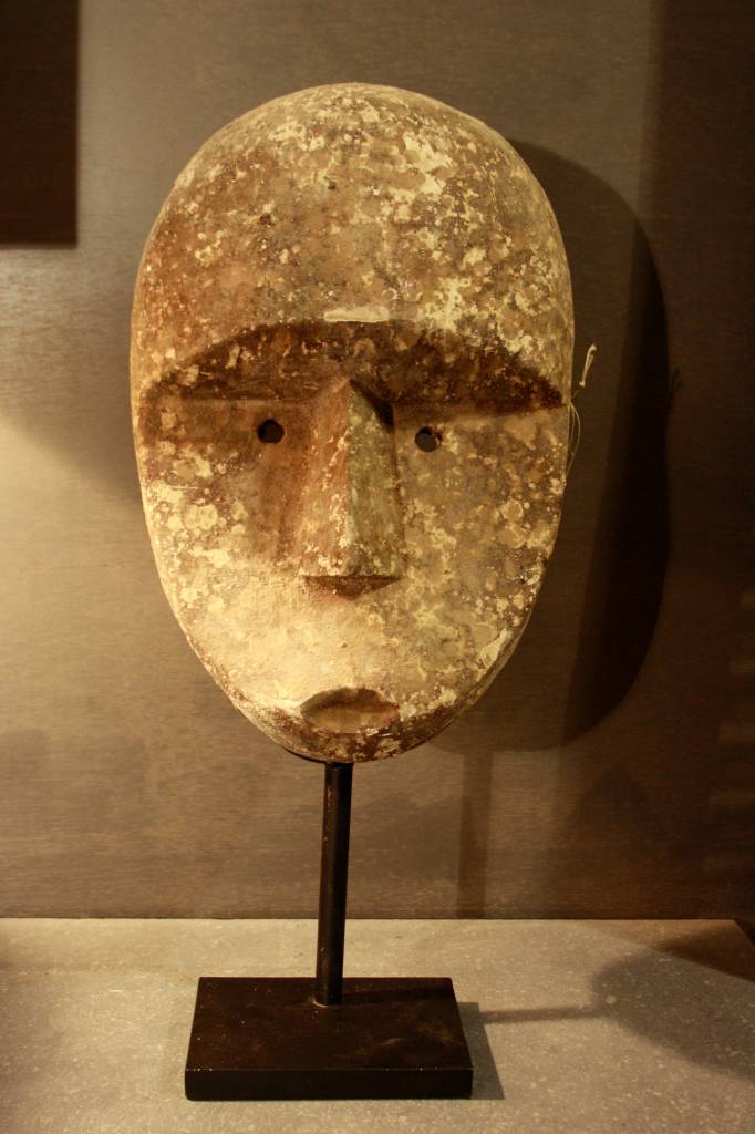 Rene Houtman Houten masker in sobere tinten op standaard