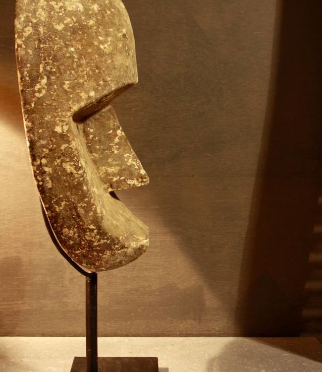 Rene Houtman Houten masker in sobere tinten op standaard